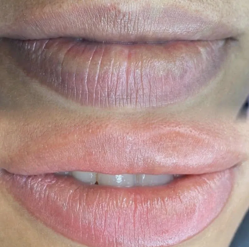 Detalhe de micropigmentação labial realizada no Studio Harrod's