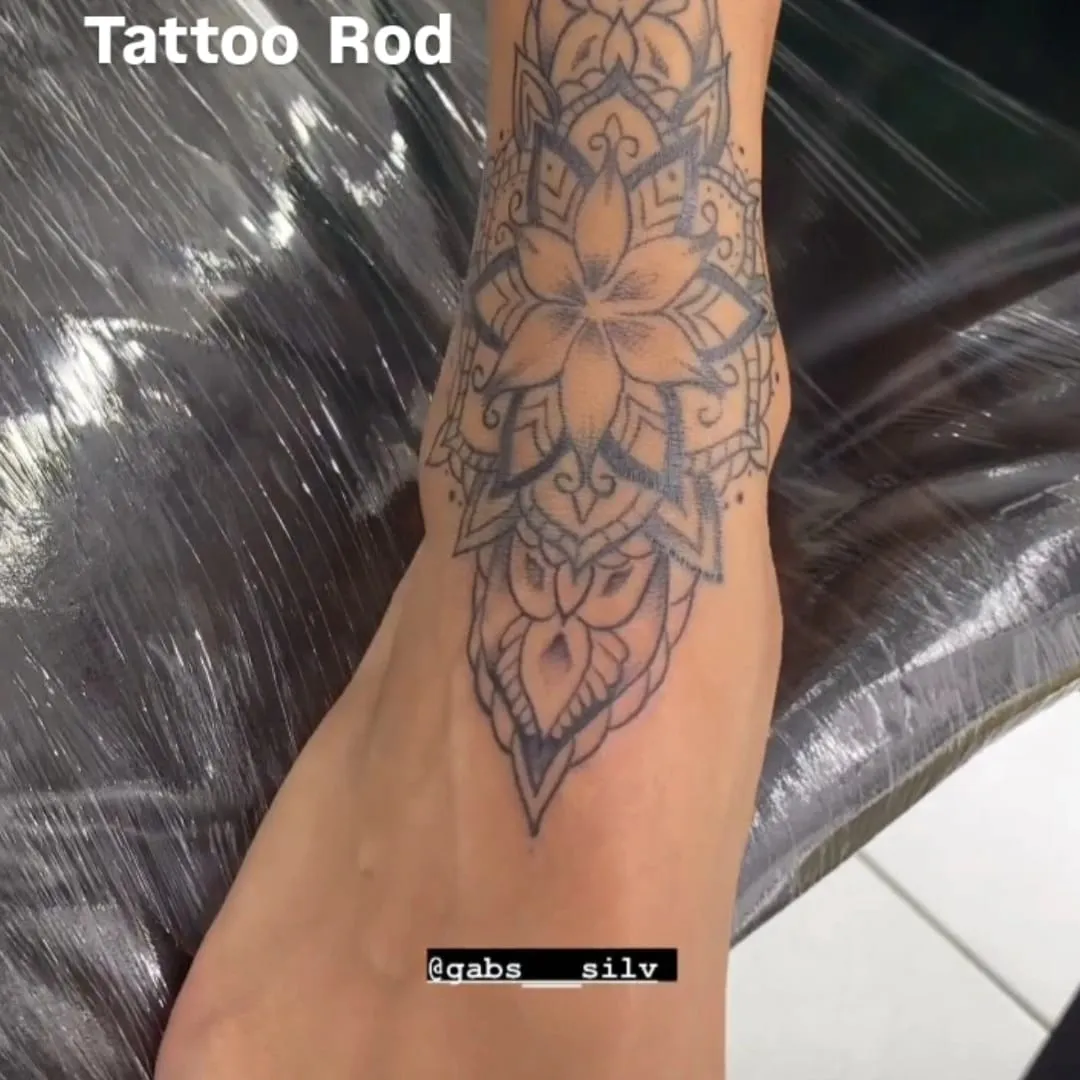 Tatuagem de mandala floral no tornozelo feita no Studio Harrod's